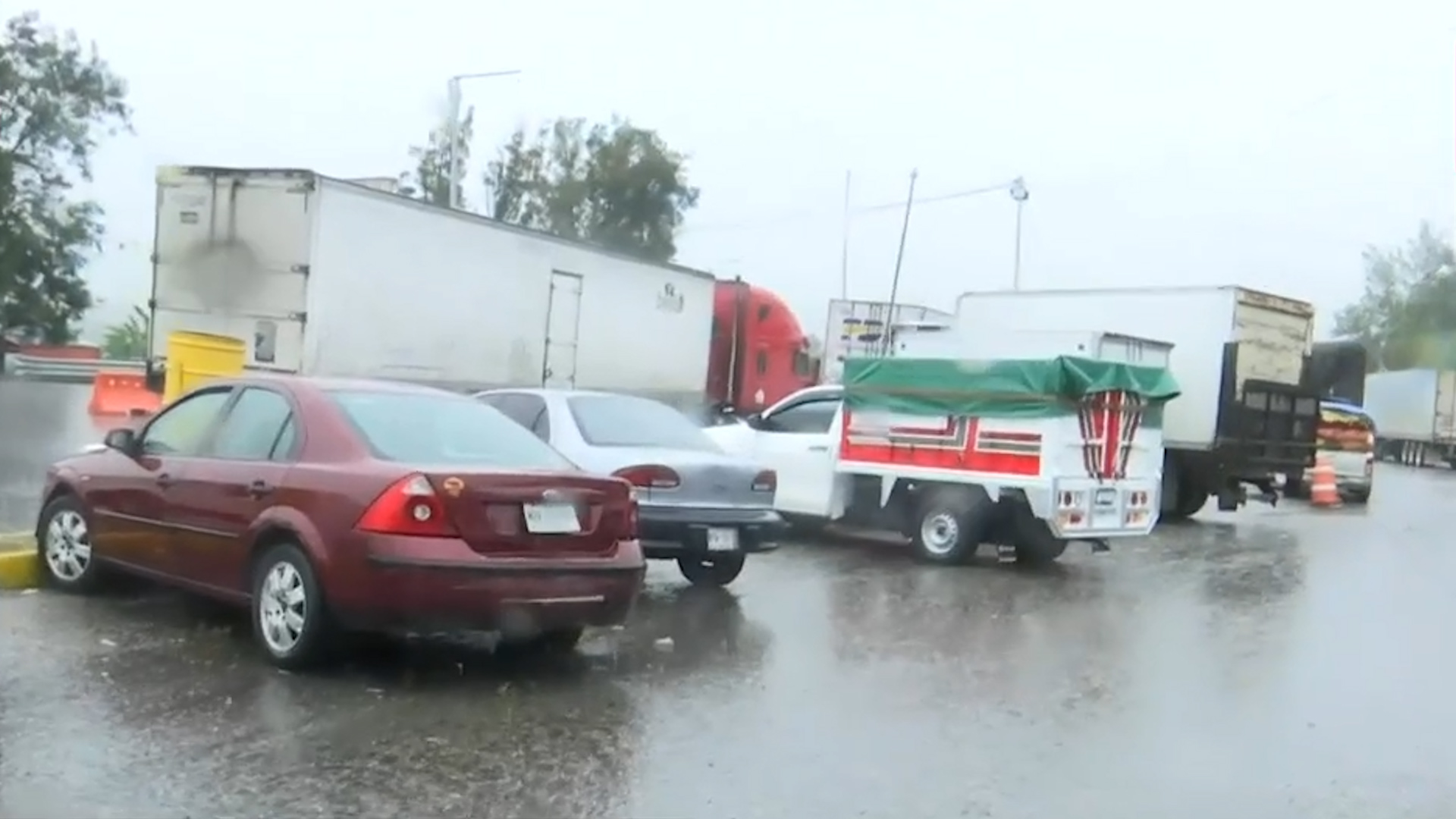 Así se ven las filas de la autopista del Sol en Guerrero tras cierre por paso de 'Otis'