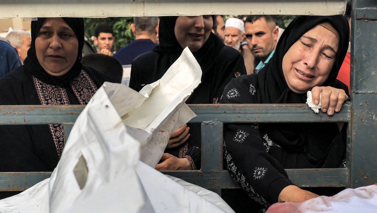 Víctimas lloran frente a cadáveres de víctimas en Gaza | AFP