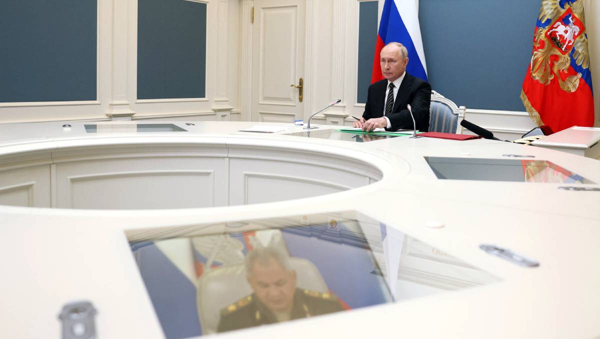 Vladimir Putin en videollamada con el ministro de Defensa Serguéi Shoigú | AFP