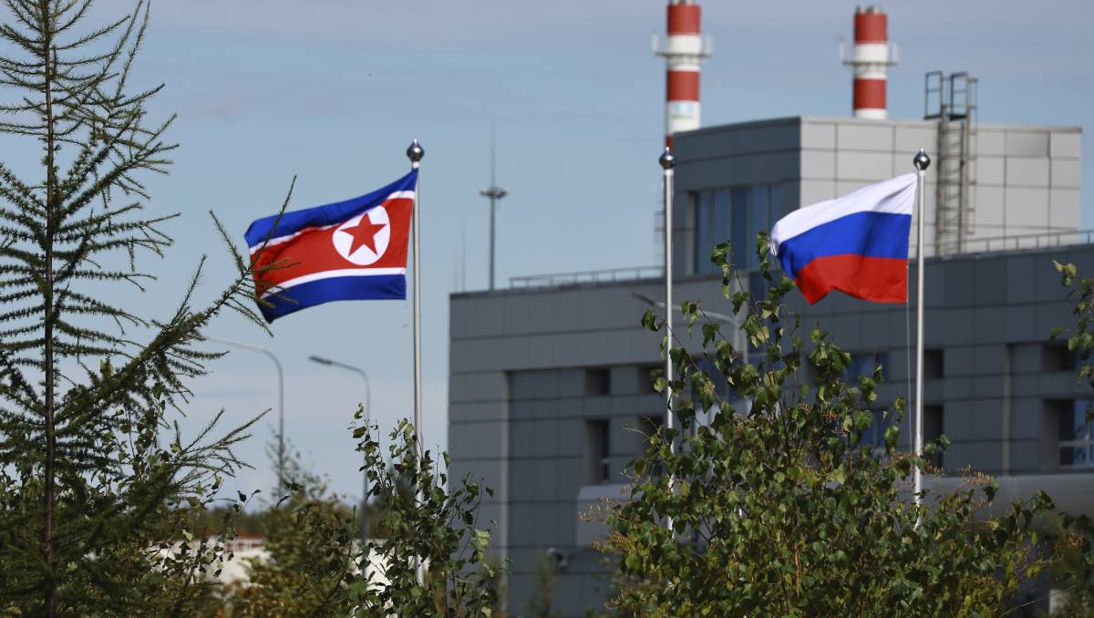 Banderas de Corea del Norte y Rusia | AP