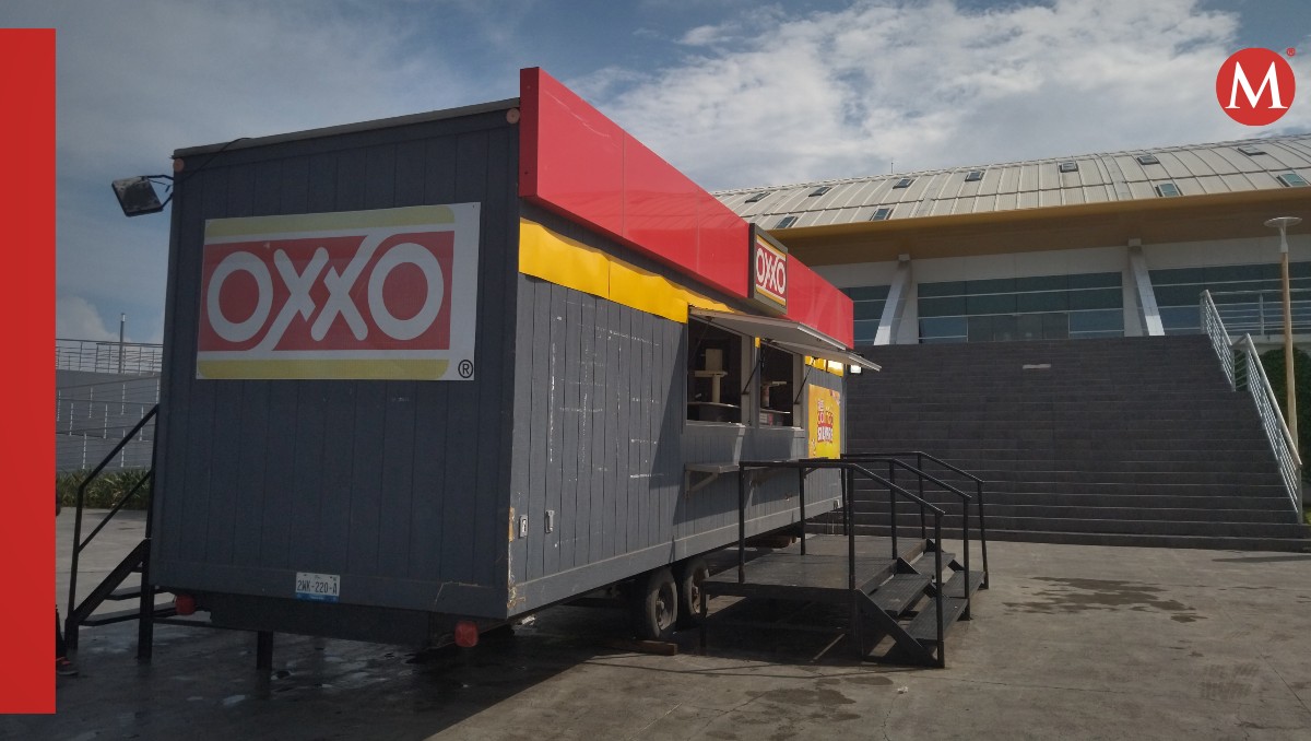 La cadena Oxxo instaló una tienda móvil en la laguna del Carpintero de Tampico. (Víctor Durán)
