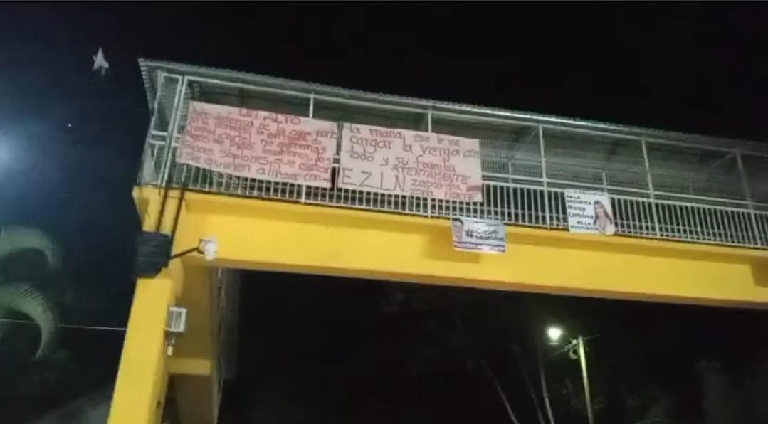 Los hombres armados colocaron unas mantas cerca del arco de entrada. (Jhonatan González)