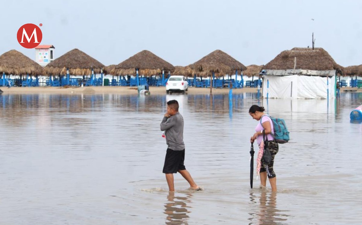 Playa Miramar se desborda hasta el bulevar costero. Foto: Yazmín Sáncxhez
