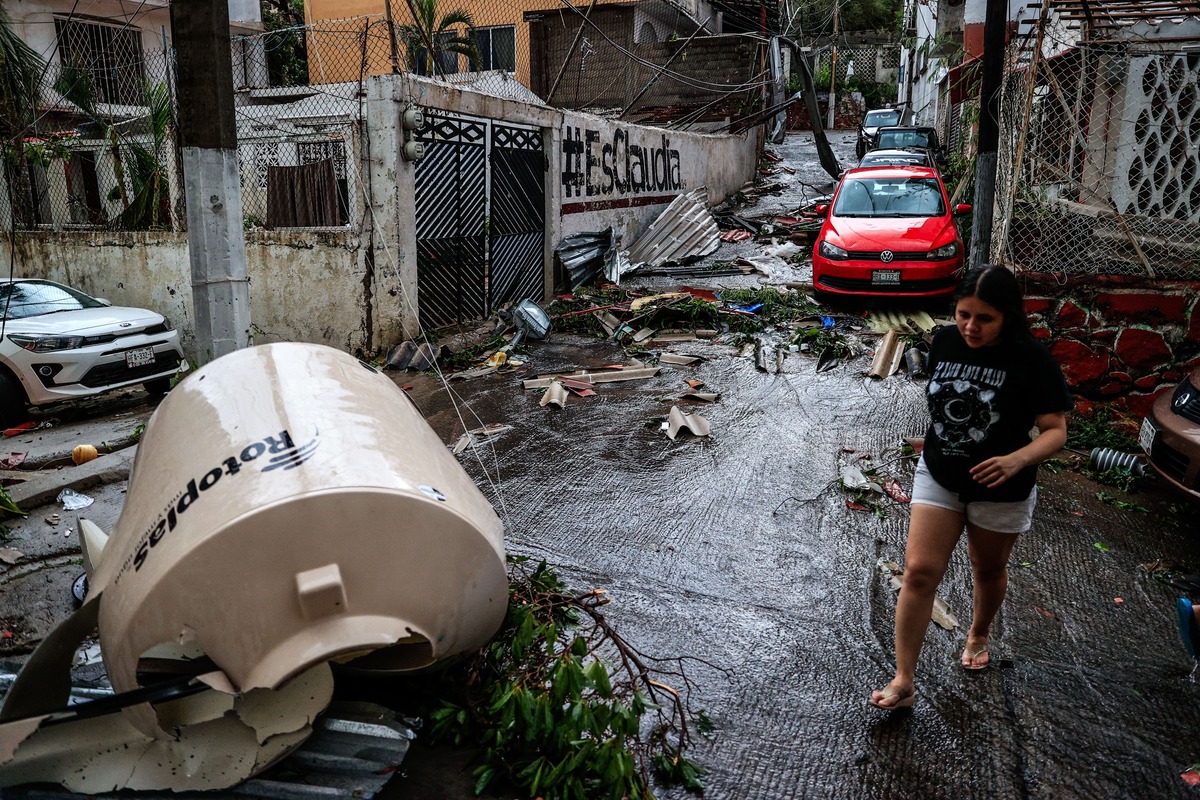 Vecinos intentan conseguir víveres tras el paso del Huracán Otis.  (Foto. David Guzmán/EFE)