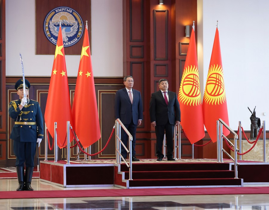 Li Qiang, primer ministro de China, en una ceremonia de bienvenida celebrada por el primer ministro kirguís, Akylbek Japarov, en Kirguistán. (Xinhua)