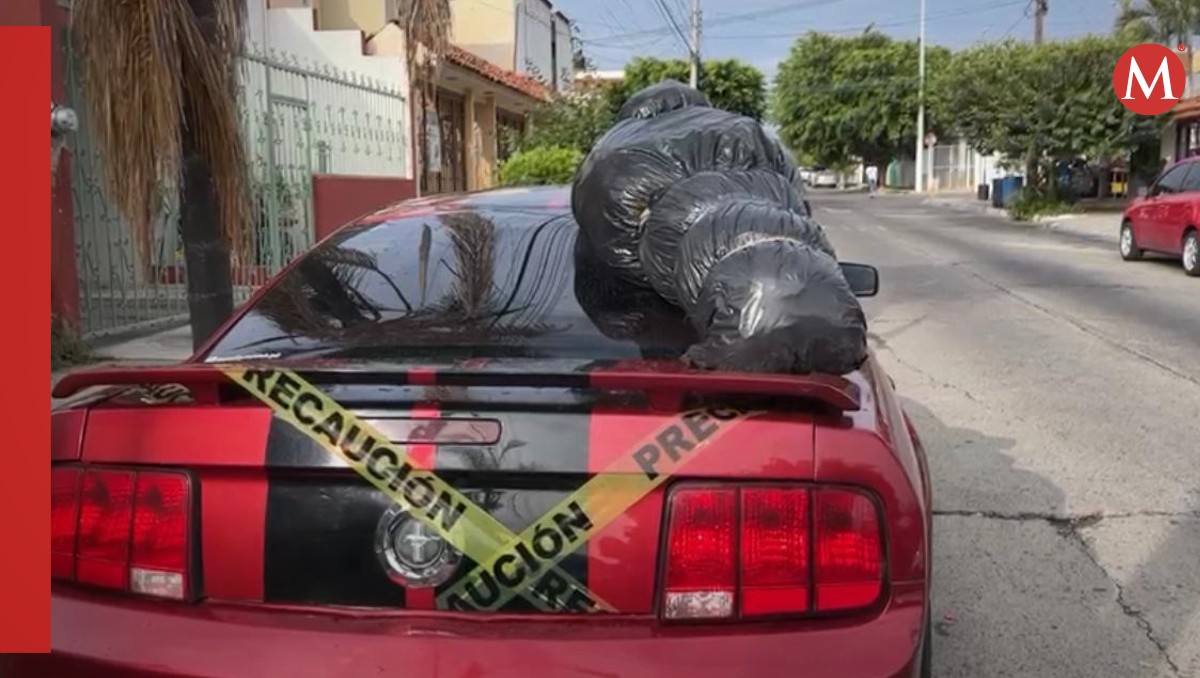 Reportan coche con un bulto falso como de un cuerpo humano en Zapopan (Pablo Núñez)