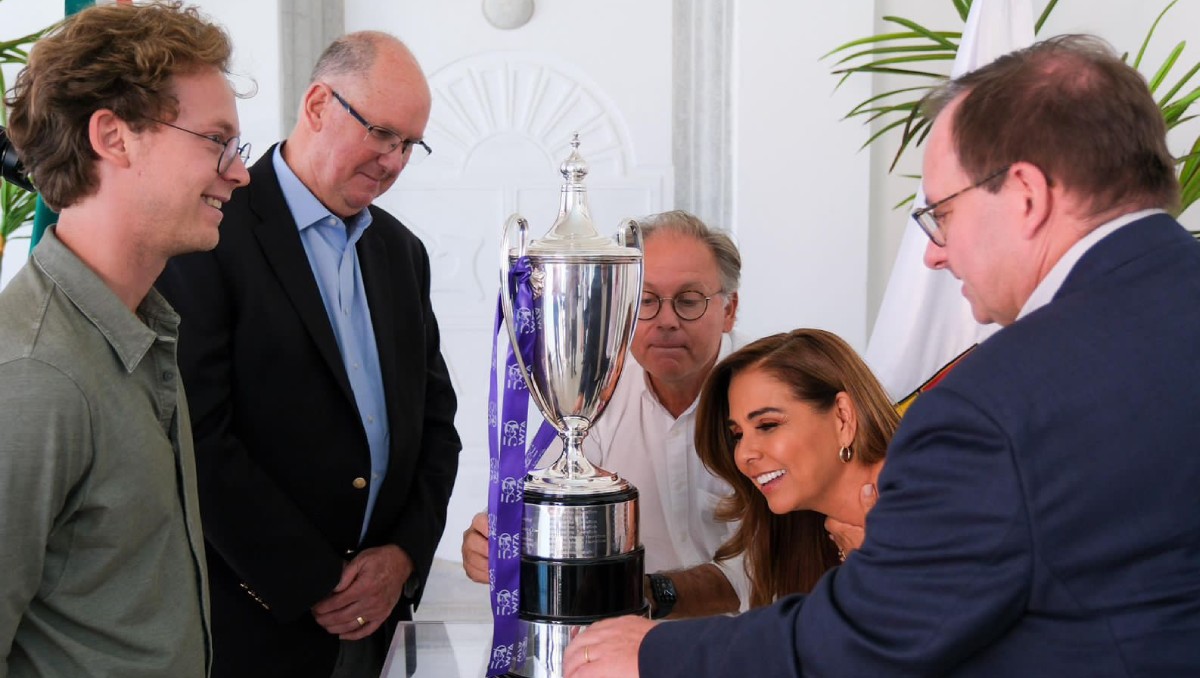 Steve Simon, CEO de la WTA, y Micky Lawler, presidenta de la WTA, entregaron el trofeo. Foto: (Especial)
