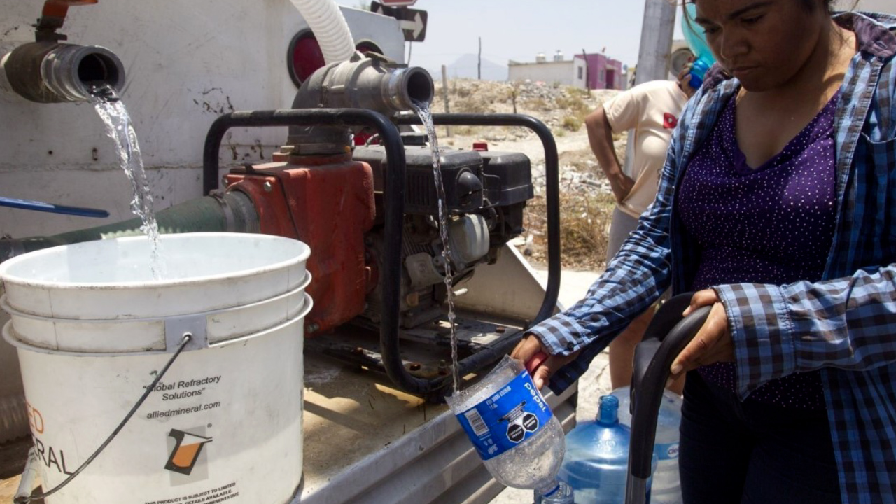 Conagua distribuye 100 mil litros de agua a hospitales de Acapulco