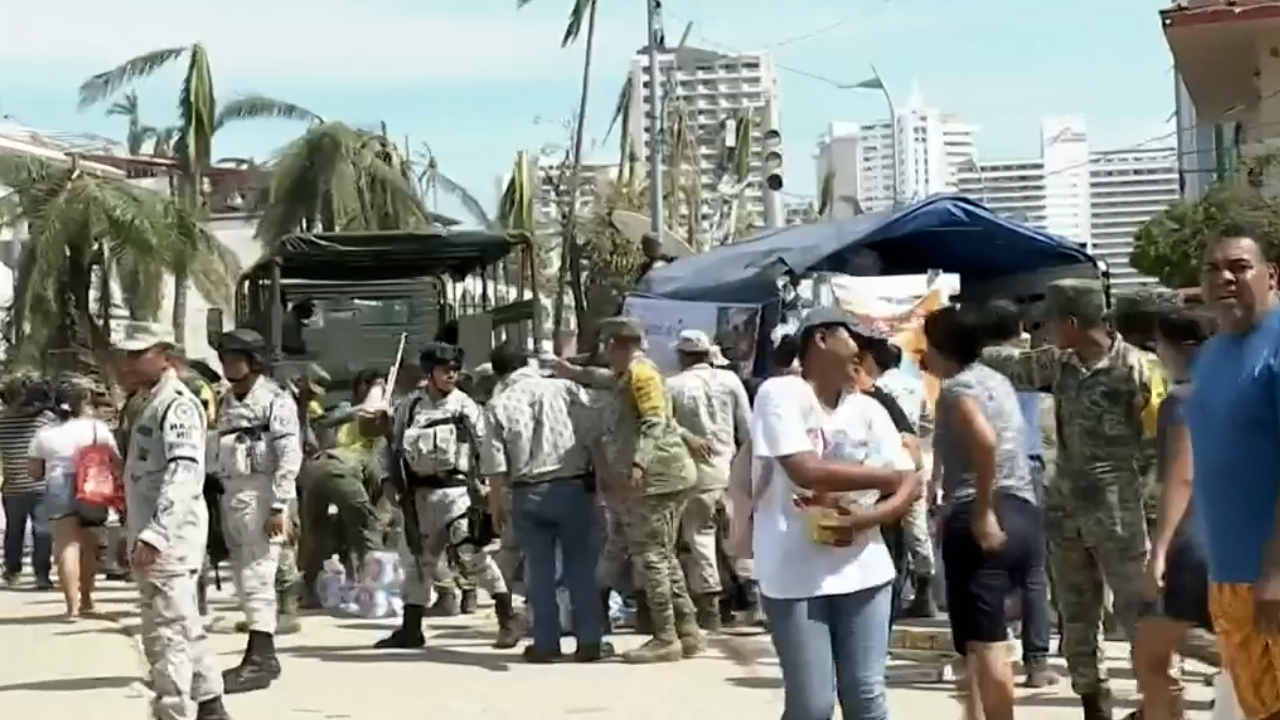 Ejército entrega despensas a afectados por 'Otis' en Acapulco, Guerrero