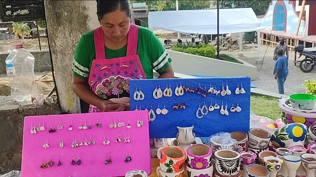 En este tianguis hay todo para tener listo el altar. (Wendy Salazar)