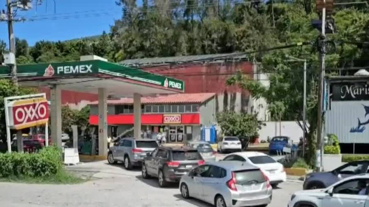 Largas filas en gasolineras de Chilpancingo por búsqueda de combustible