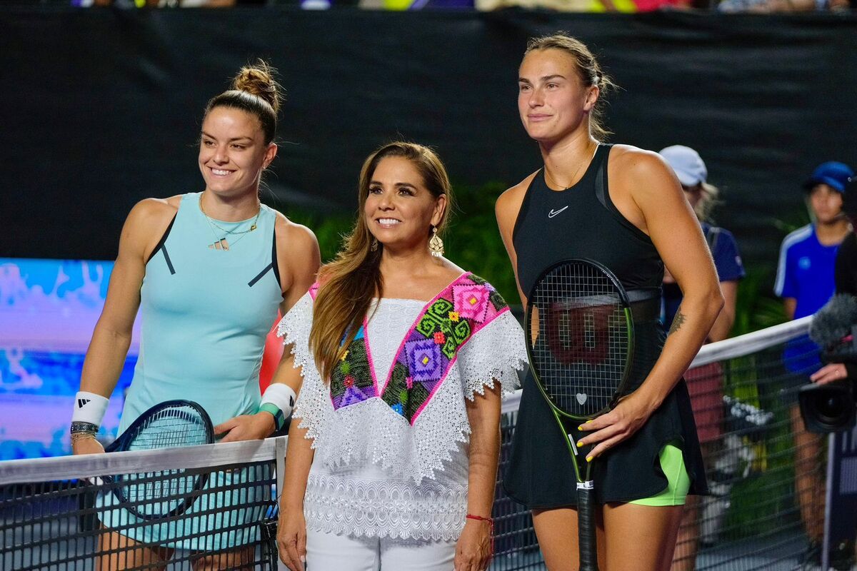 la Gobernadora lanzó la moneda para determinar el primer saque del juego al inicio del torneo
