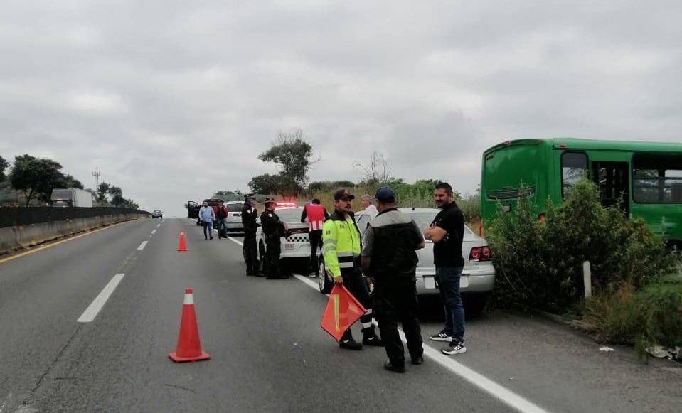 Fueron 12 vehículos particulares los que resultaron afectados por el choque . (Cortesía)