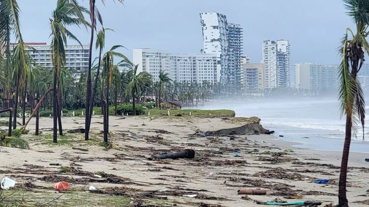 Familiares de marinos buscan a sus parientes tras paso de 'Otis' por Acapulco, Guerrero