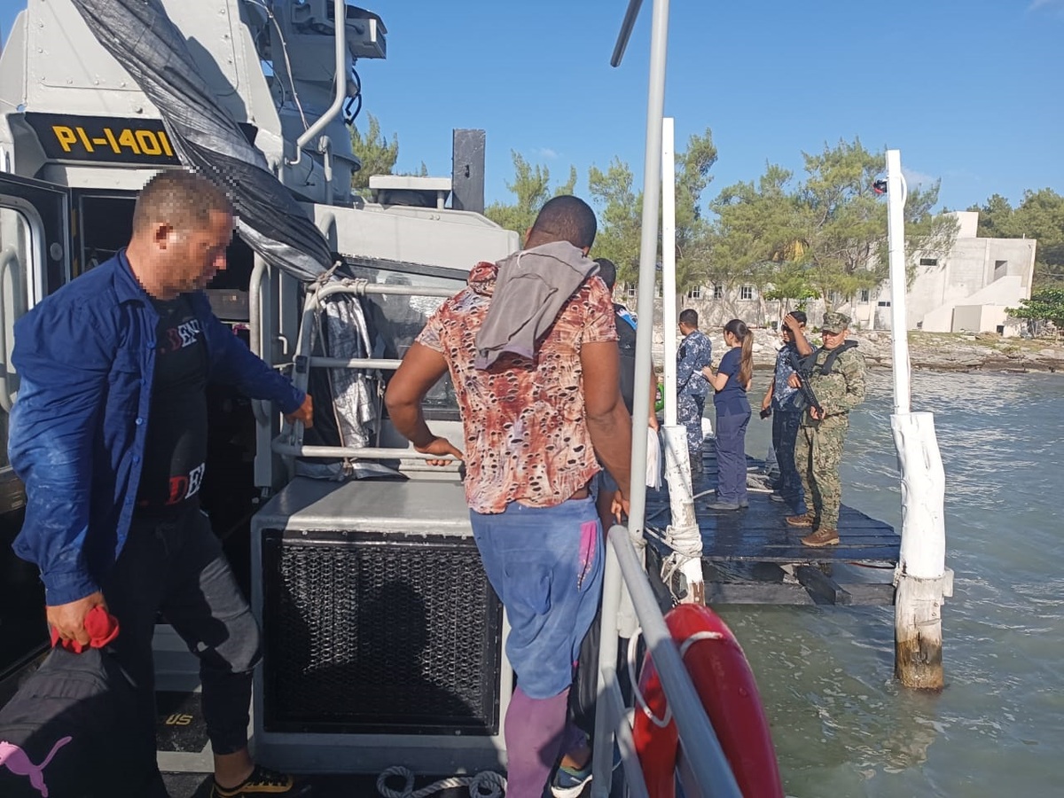 Rescatan a ocho extranjeros en Isla Mujeres. | Foto: Especial