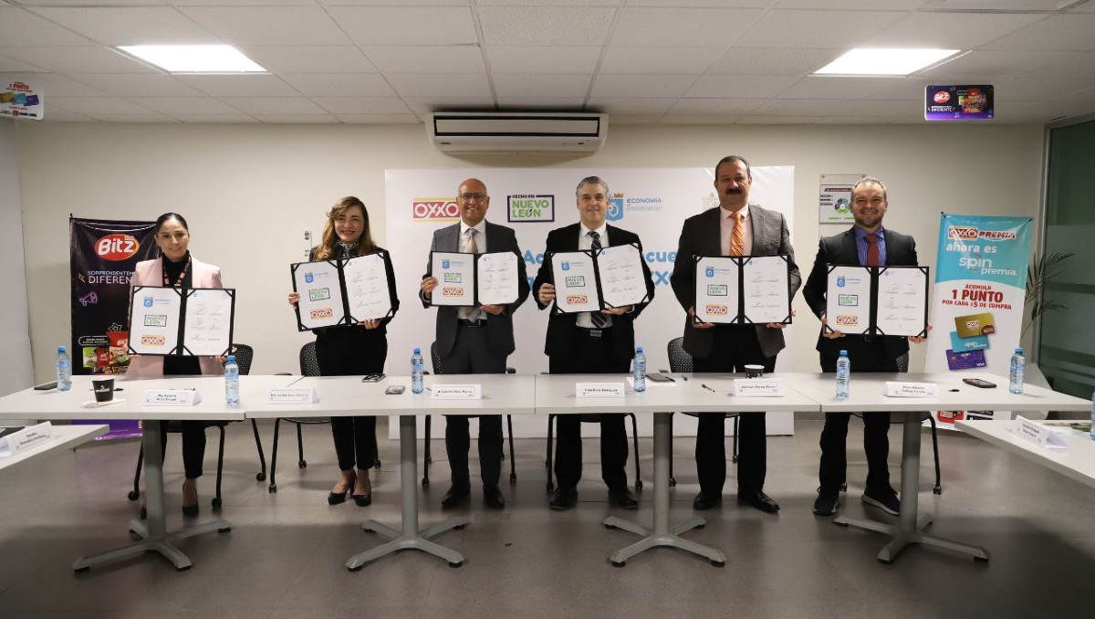 La Secretaría de Economía de Nuevo León firmó un convenio de colaboración con Oxxo. Foto: Especial