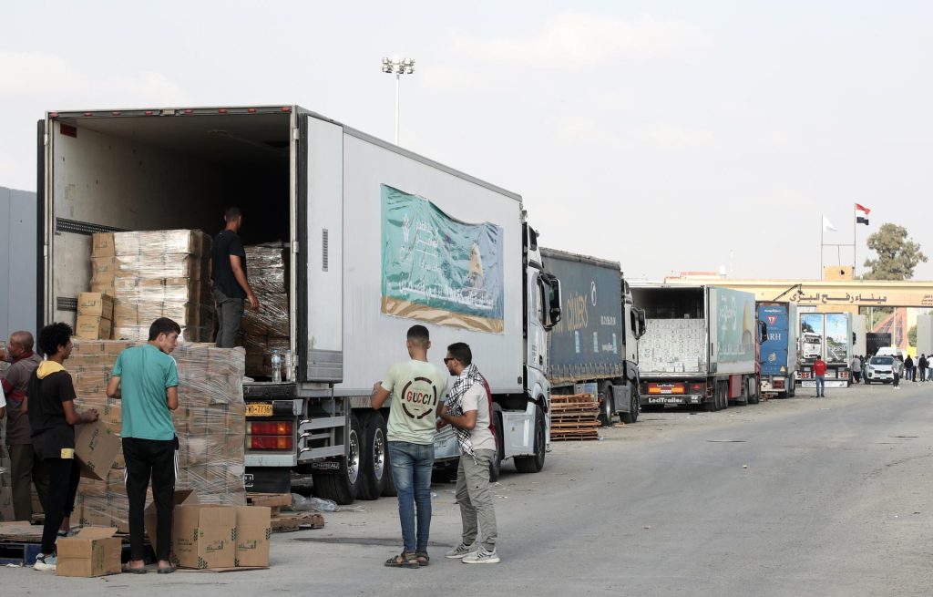 Convoy de camiones cruza a Gaza desde Egipto | EFE