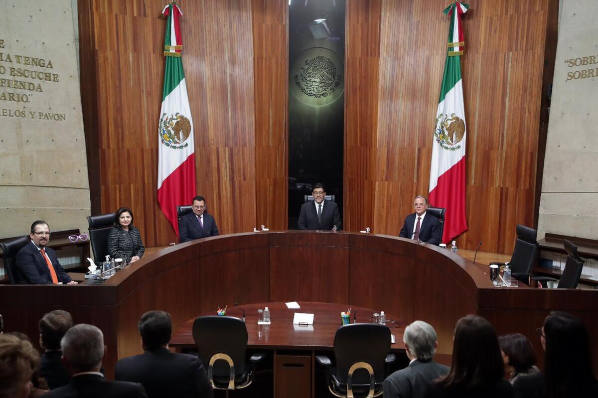 Despiden a dos magistrados