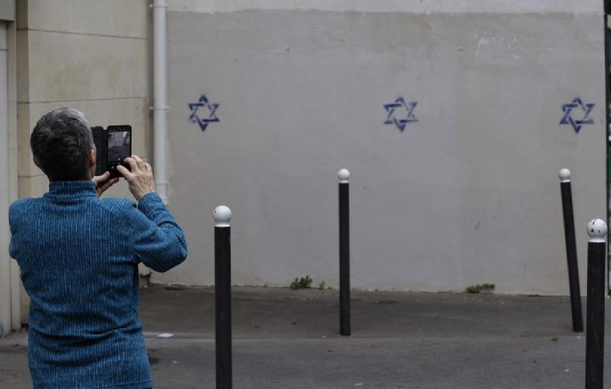 Estrellas de David en fachadas de París (AFP)