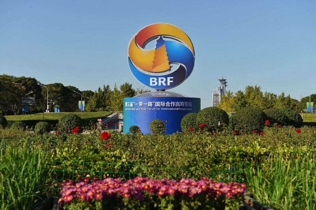 Imagen del 14 de octubre de 2023 de una decoración floral para el tercer Foro de la Franja y la Ruta para la Cooperación Internacional. (Xinhua)