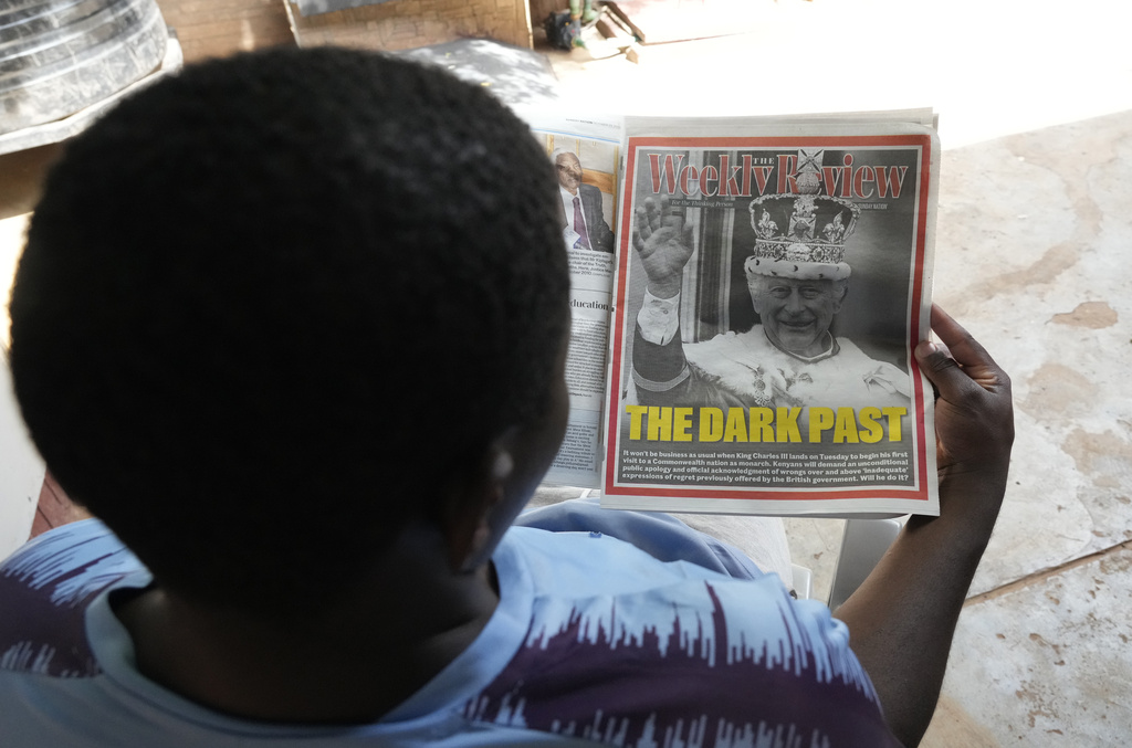 Un keniata lee el diario Daily Nation, que muestra una imagen del rey Carlos III y el titular "El pasado oscuro" en Nairobi | AP
