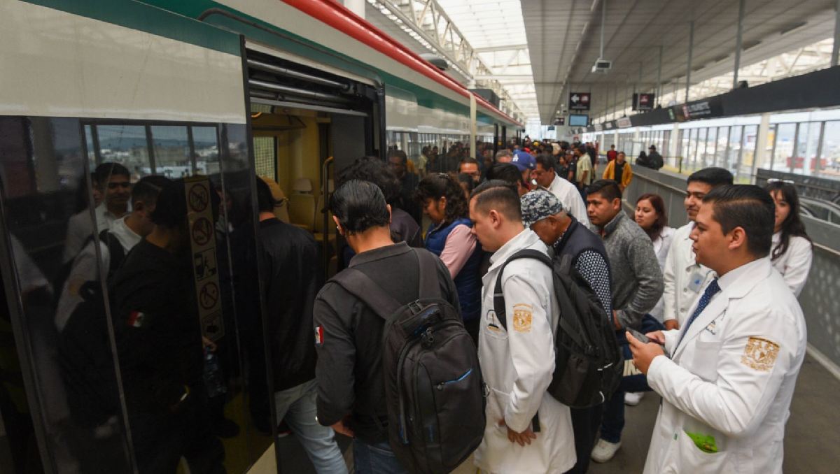 Pasajeros abordan el Tren Interurbano | (Cuartoscuro)