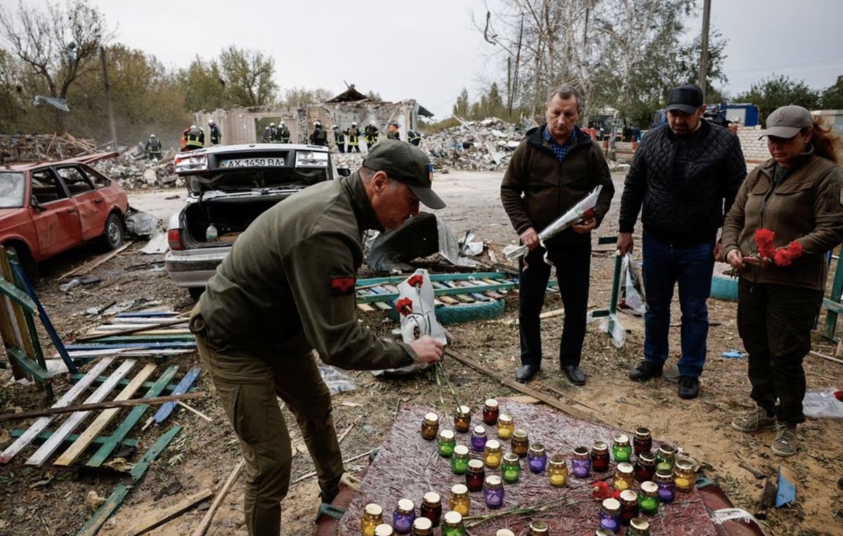 Peritos en escombros tras ataque en Hroza (Reuters)
