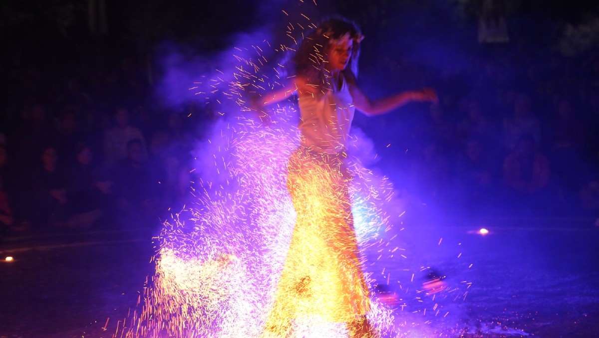 La propuesta escénica ocurre dentro y fuera de un círculo de fuego | Ariel Ojeda