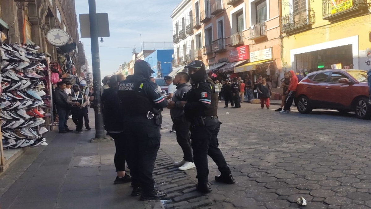 Retiran ambulantes en calles de Puebla durante operativo | Angélica Tenahua