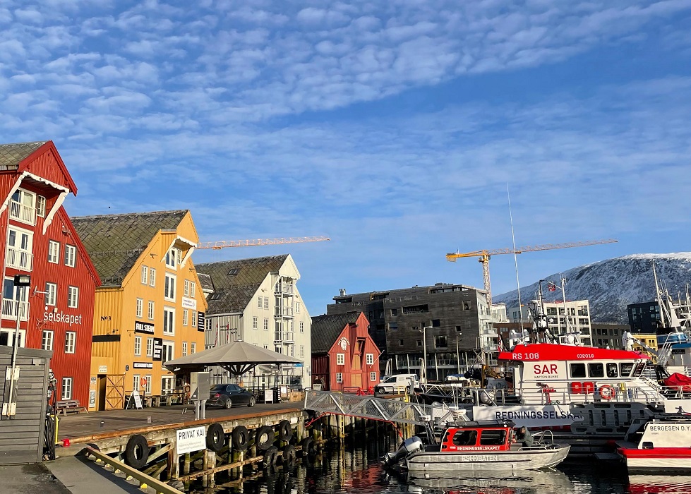 Tromso, corazón del bacalao, también ideal para contemplar auroras boreales, disfrutar de la gastronomía ártica y maravillarte con sus paisajes.