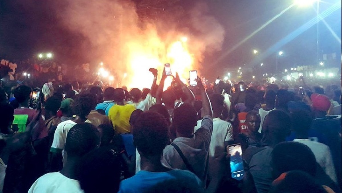 Turba exhuma cuerpo de presunto homosexual en Kaolack, incendian el cuerpo| Especial