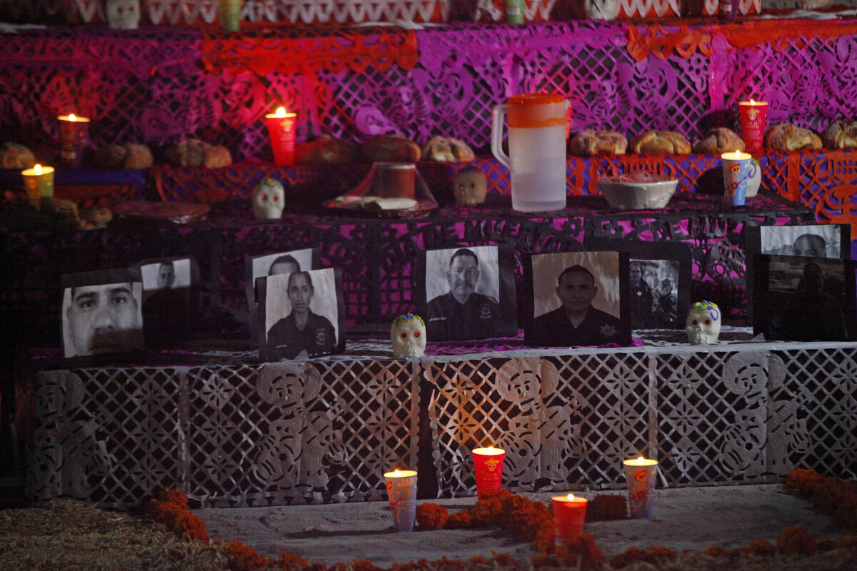Altar en homenaje a policías caídos de Guadalajara. (Fernando Carranza)