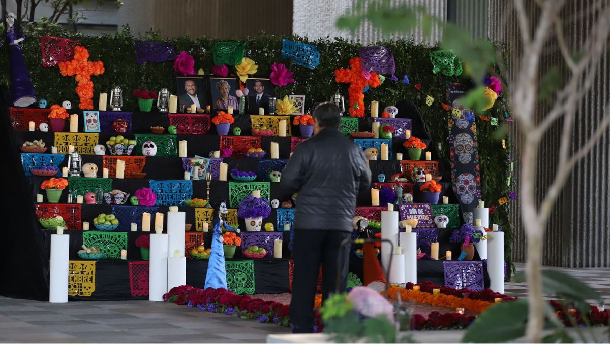 Altar de muertos al exterior del Congreso de Nuevo León | Jorge López