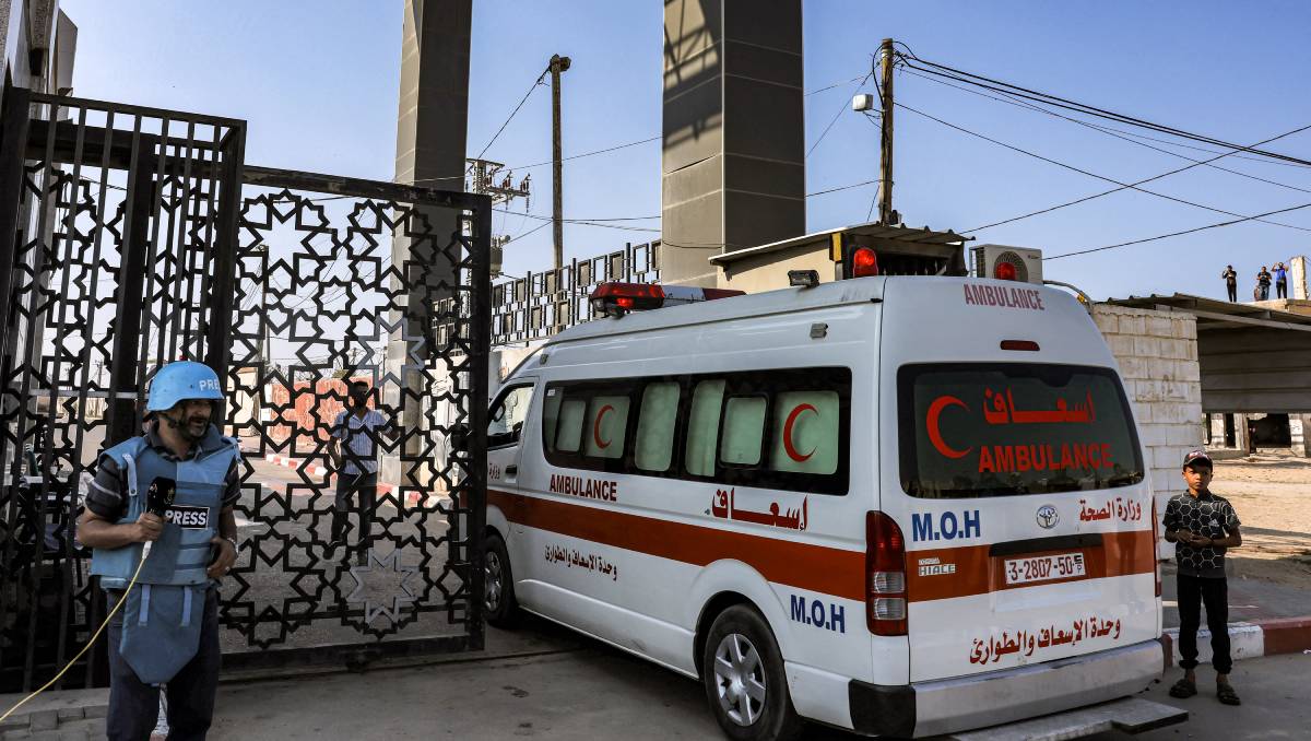 Una ambulancia sale de Gaza por el paso de Rafah | AFP