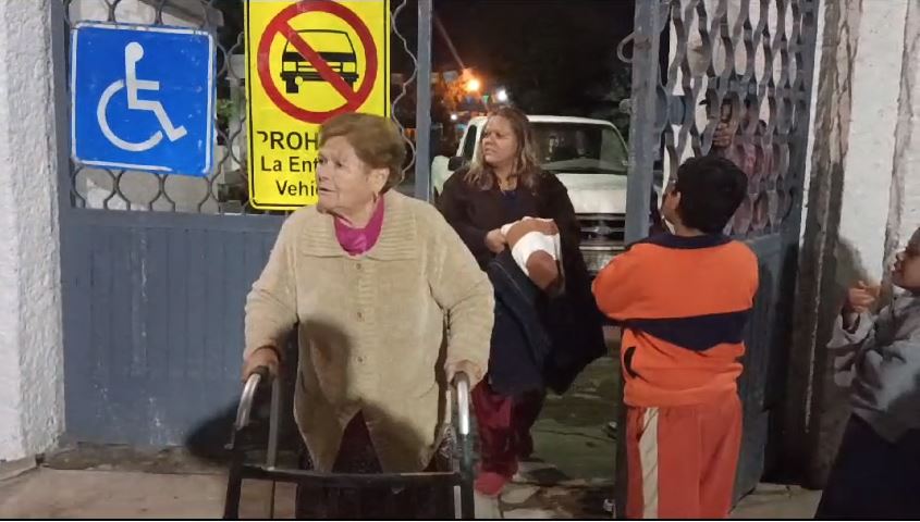 Con 75 años y en andador, la señora María Rentería Silva dijo que acudió este día para visitar a su padre, pero perdieron la noción del tiempo.