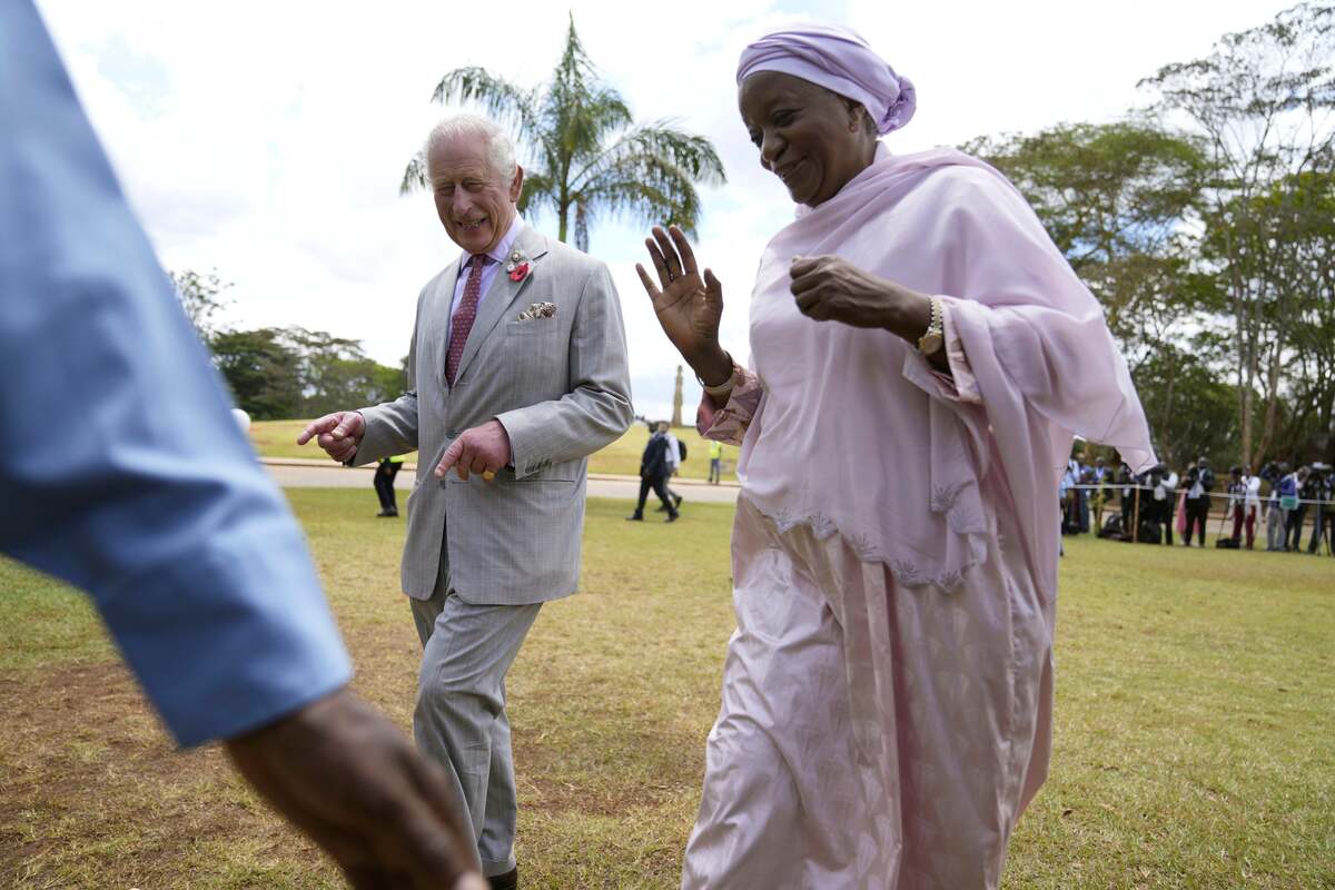 Carlos III visita cementerio en Kenia | AP