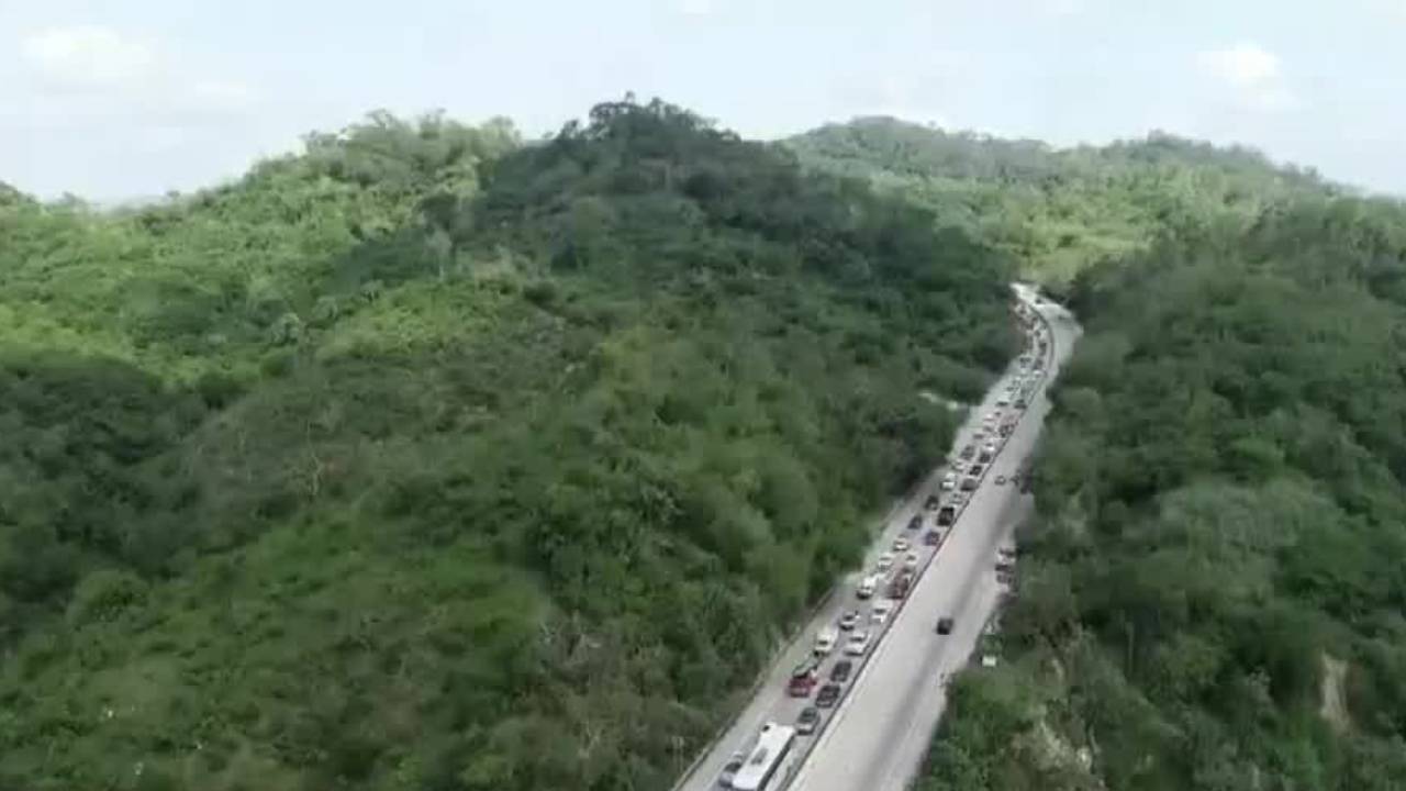 Continúan labores de limpieza permitiendo la liberación de carriles en Autopista del Sol
