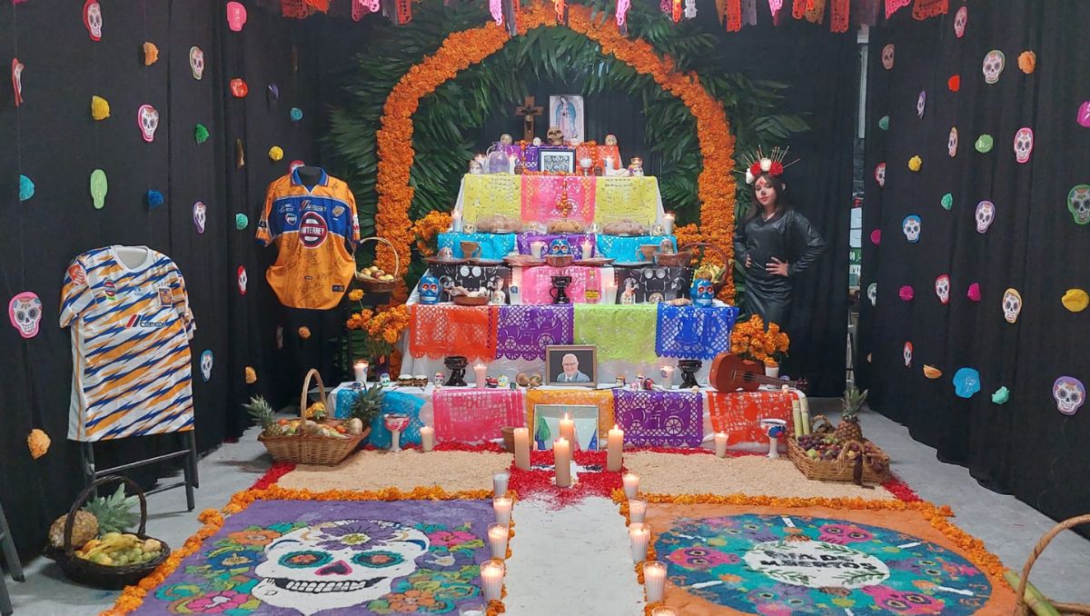 En la escuela de San Nicolás ofrecieron el altar al conductor Roberto Hernández Jr. L. Estrada