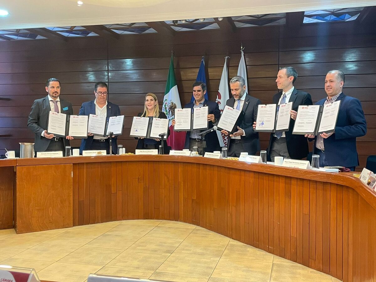 Firma de convenio de Canaco e ITEI. (Roberto Hurtado)