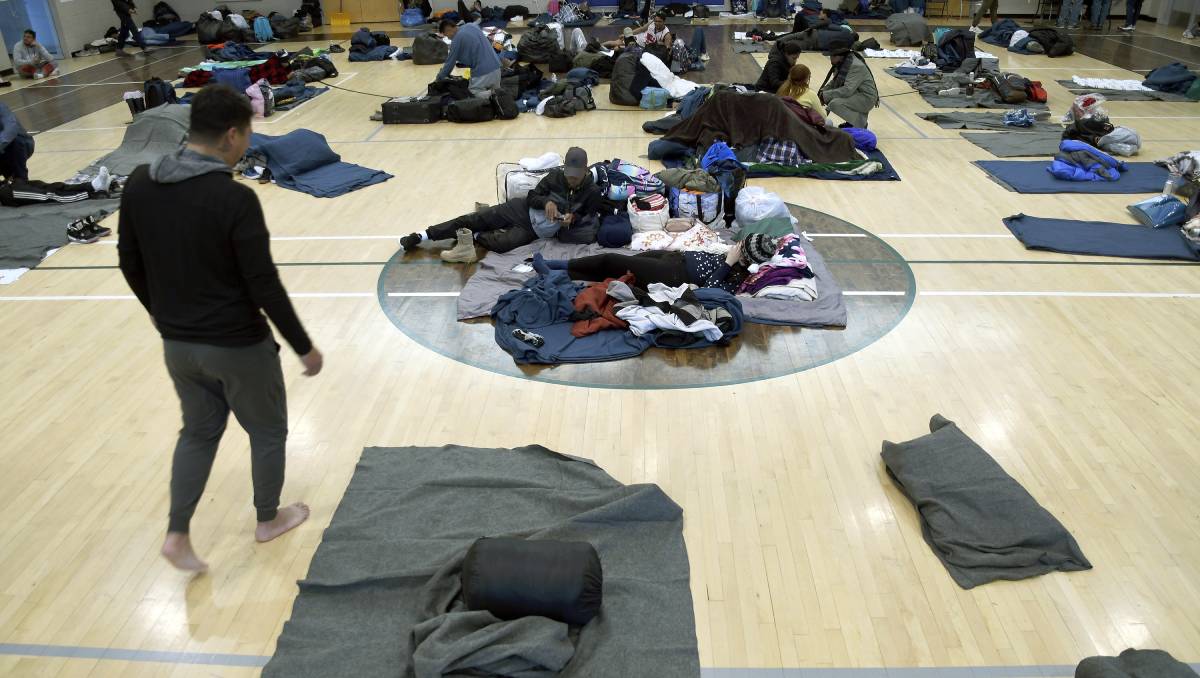 Migrantes dentro de un refugio en Denver | AP