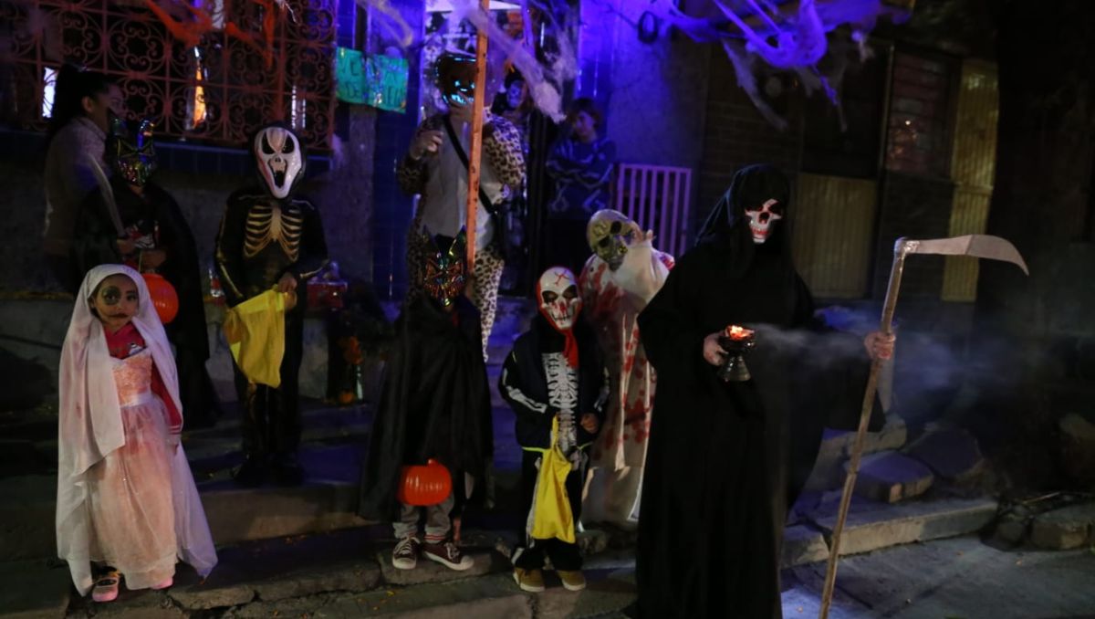 Los niños con todo tipo de disfraces recorrieron, acompañados de sus papás, las colonias del Área Metropolitana.  Raúl Palacios