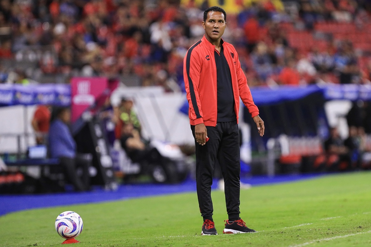 Omar Flores,  técnico interino de Atlas. (Mexsports)