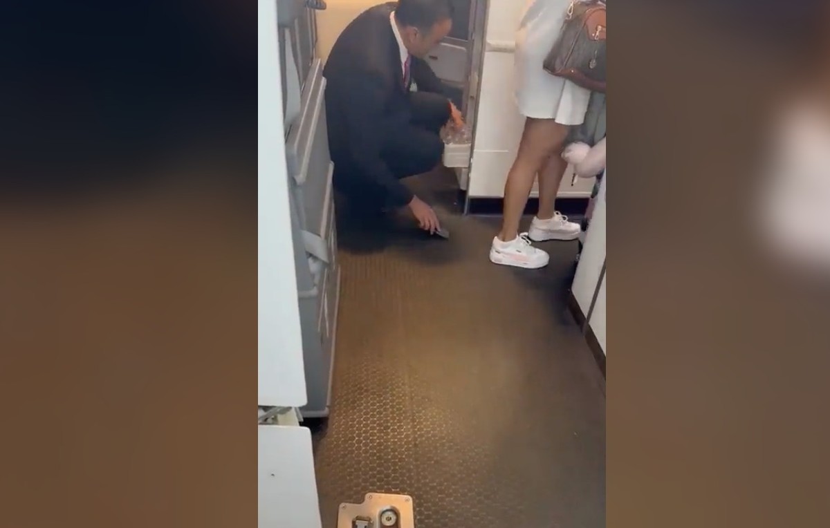 Supuesto sobrecargo de Aeromexico (X/@xime_garmendia)