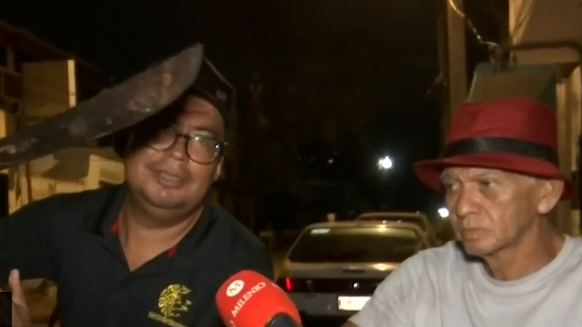 Con trincheras y machetes, habitantes de Acapulco cuidan sus hogares tras paso de 'Otis'