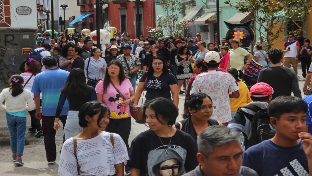 Abarrotan poblanos corredor peatonal 16 septiembre por Día de Muertos | Melanie Torres
