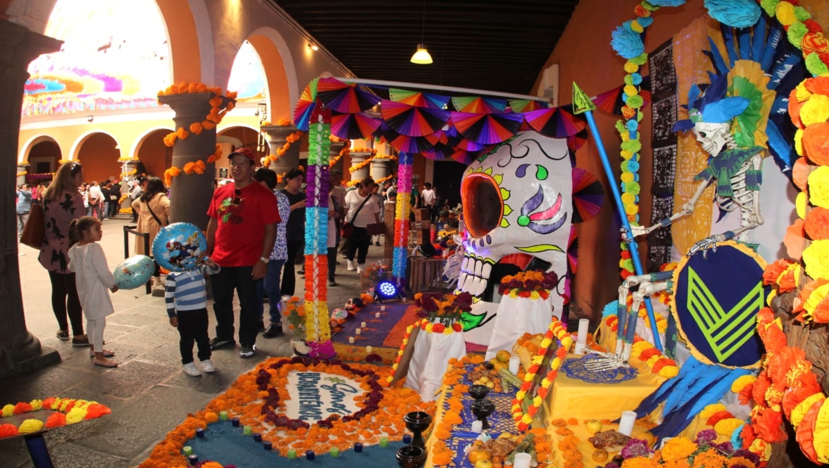 Artistas poblanos exponen ofrendas Día de Muertos en Casa de Cultura | Melanie Torres