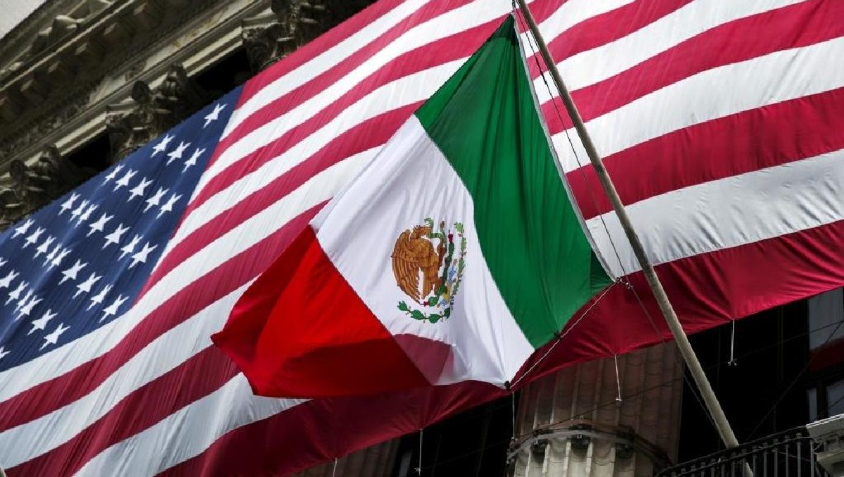 Banderas de México y de Estados Unidos | Archivo.