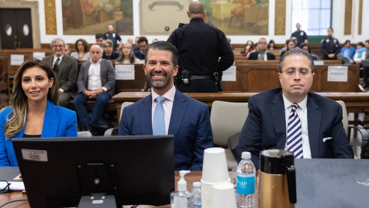 Donald Trump Jr en medio de sus abogados durante la audiencia | AFP