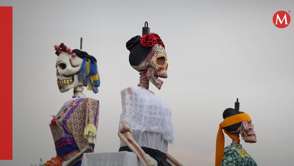 Cada una de las esculturas de calavera fue decorada con la vestimenta típica de la entidad. |Gibrany Jazzmeleth