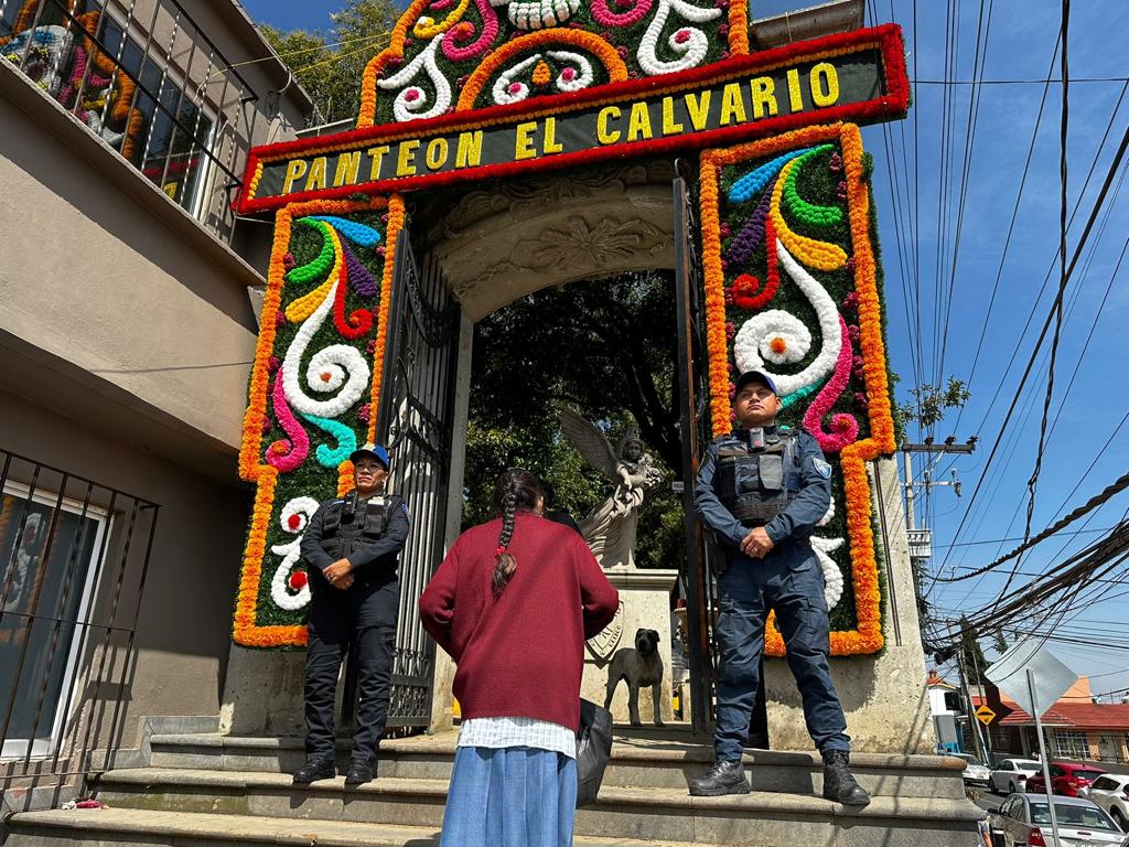 Esperan a visitantes en panteón El Calvario.